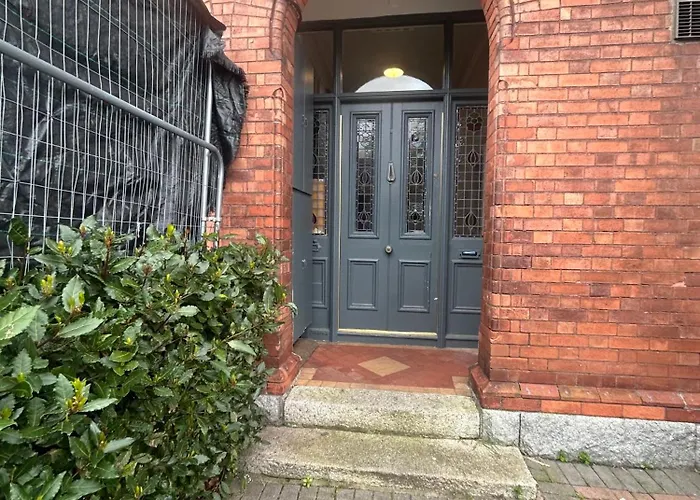 Superb Location 3 Min To Rds, Aviva, D4 2 Bed Apartment