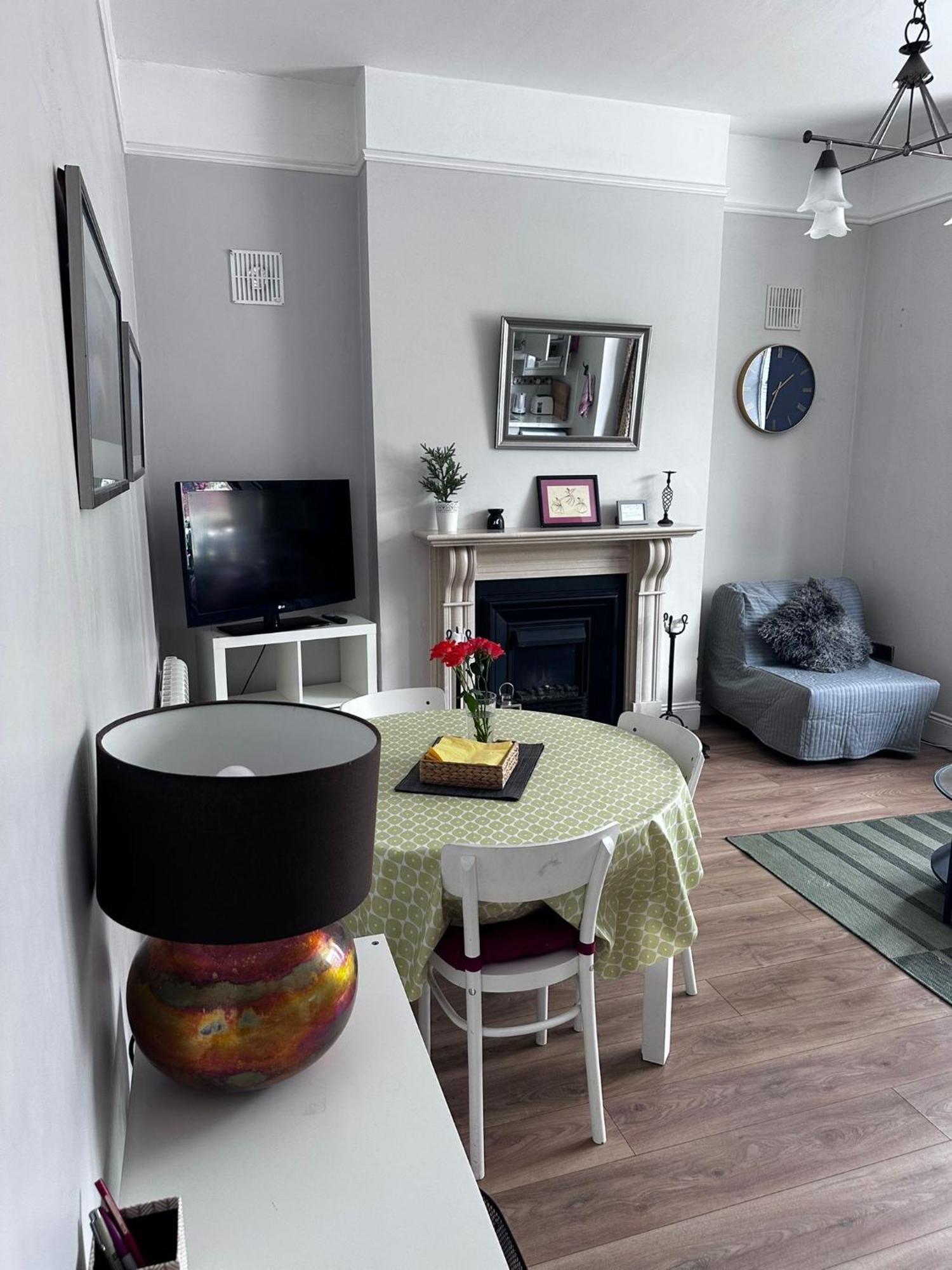 Superb Location 3 Min To Rds, Aviva, D4 2 Bed Apartment *