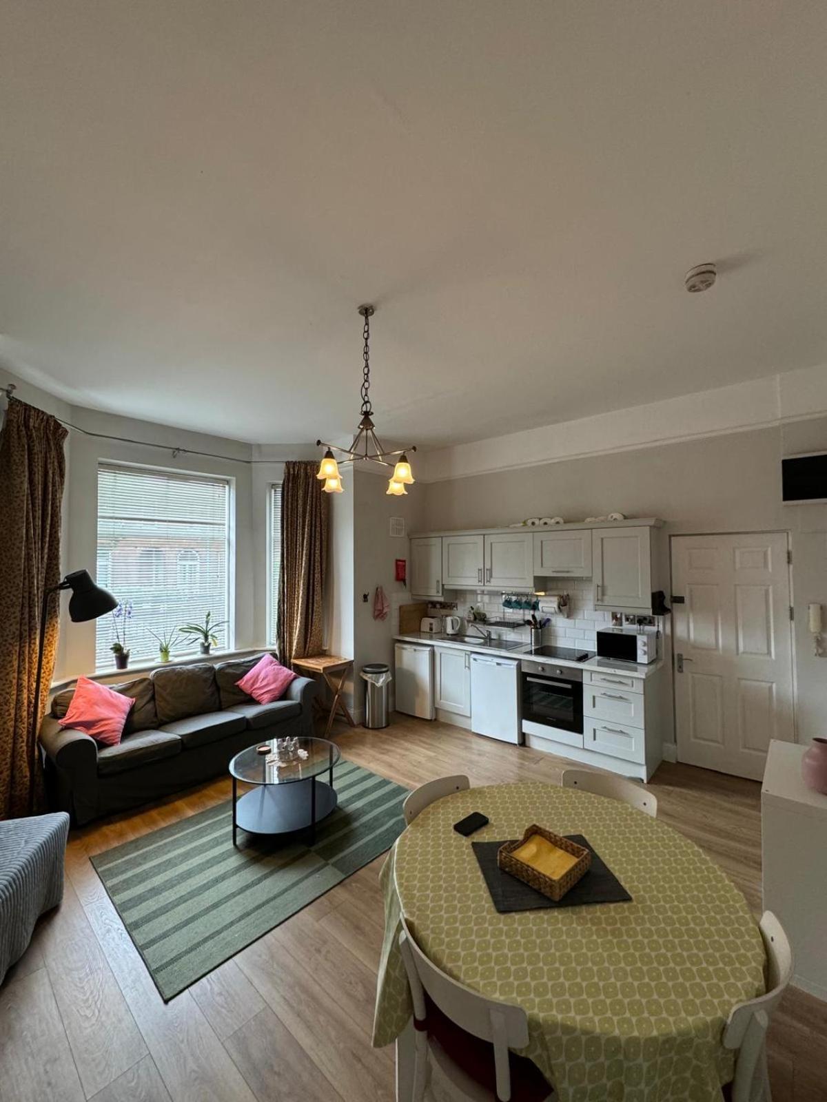 Superb Location 3 Min To Rds, Aviva, D4 2 Bed Apartment
